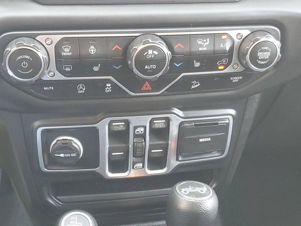 2018 Bright White Clearcoat /Black Jeep Wrangler JK Unlimited Sport (1C4HJXDG9JW) with an 3.6L V6 DOHC 24V FFV engine, 6A transmission, located at 234 Columbia Ave, Battle Creek, MI, 49015, (269) 222-0088, 42.298264, -85.192543 - <b>Vehicle Details</b><br>Unleash your adventurous spirit with this stunning 2018 Jeep Wrangler Sport S! Engineered for excitement and built to conquer any terrain, this dynamic 4WD powerhouse is equipped with a robust V6, 3.6L engine that delivers exceptional performance and reliability. Whether yo - Photo#17