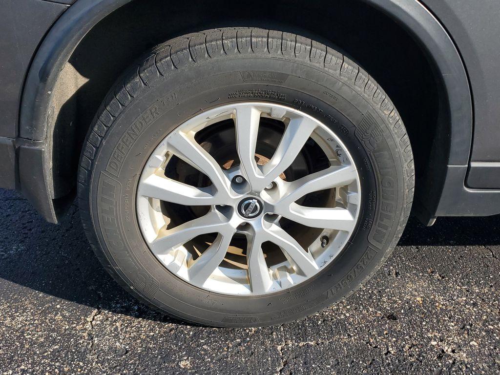 2017 Gun Metallic /Charcoal Nissan Rogue SL AWD (JN8AT2MV2HW) with an 2.5L L4 DOHC 16V engine, CVT transmission, located at 6064 Gull Rd, Kalamazoo, MI, 49048, (269) 222-0088, 42.328388, -85.512924 - Discover exceptional value and performance with our 2017 Nissan Rogue, a perfect blend of style, efficiency, and capability. This pre-owned gem is equipped with an All-Wheel Drive system, ensuring confident handling and control in all road conditions. Under the hood, youll find a robust 4-cylinder, - Photo#4