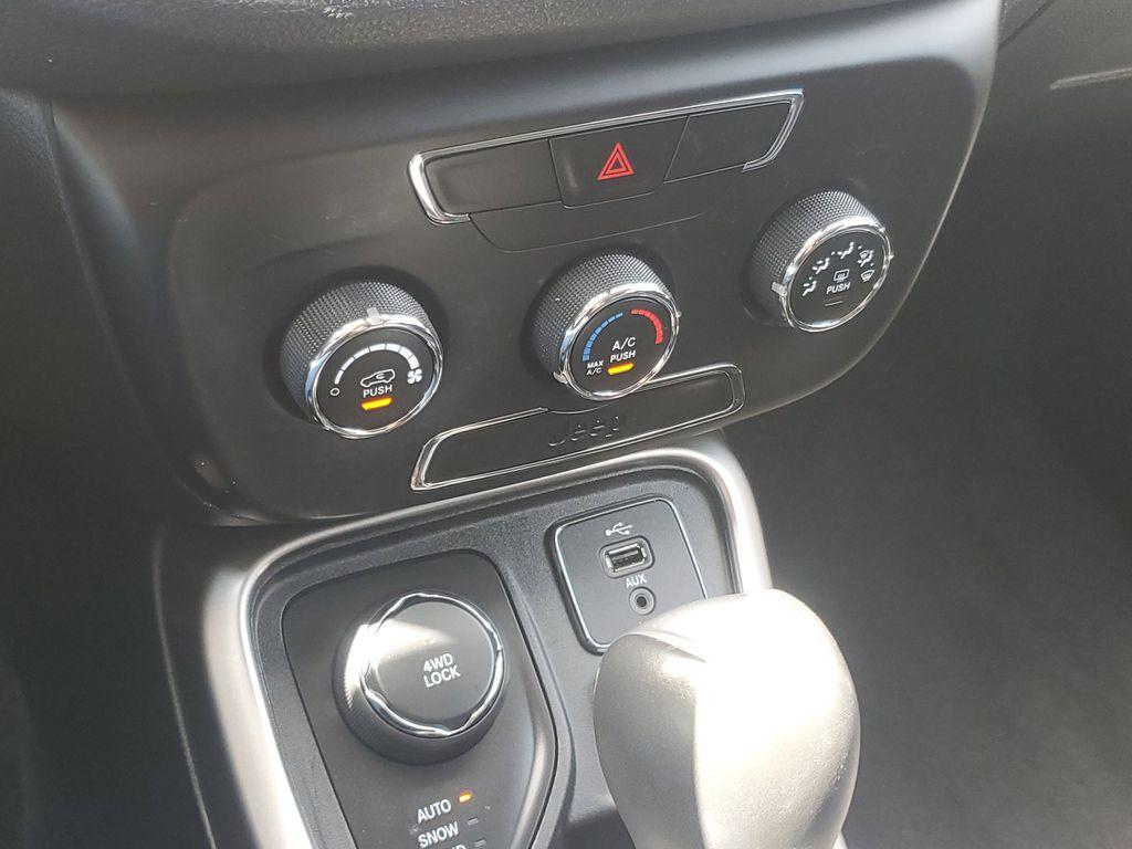 2018 Jazz Blue Pearlcoat /Black Jeep Compass Sport 4WD (3C4NJDBB4JT) with an 2.4L L4 DOHC 16V engine, 9-speed automatic transmission, located at 234 Columbia Ave, Battle Creek, MI, 49015, (269) 222-0088, 42.298264, -85.192543 - <b>Vehicle Details</b><br>Discover the perfect blend of style, performance, and versatility with this stunning 2018 Jeep Compass Latitude! This remarkable SUV is ready to take you on adventures both on and off the beaten path. Equipped with a robust 4WD system, it promises to deliver a confident and - Photo#17