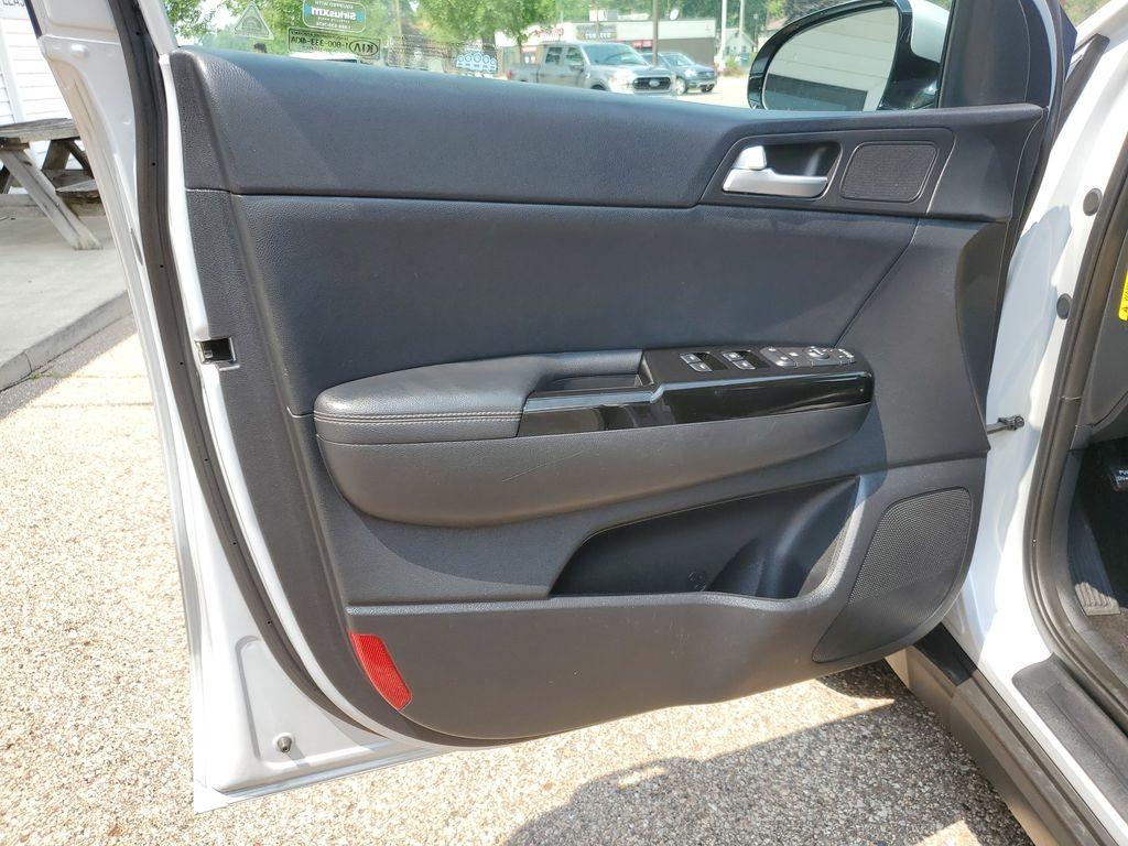 2018 Sparkling Silver /Black Kia Sportage EX AWD (KNDPNCAC2J7) with an 2.4L V6 DOHC 24V engine, 6A transmission, located at 234 Columbia Ave, Battle Creek, MI, 49015, (269) 222-0088, 42.298264, -85.192543 - <b>Vehicle Details</b><br>Discover the perfect blend of style, performance, and technology with this exceptional 2018 Kia Sportage EX AWD! Designed to elevate your driving experience, this SUV is ready to conquer any terrain with confidence and flair. Its robust 2.4L 4-cylinder engine provides a thr - Photo#5