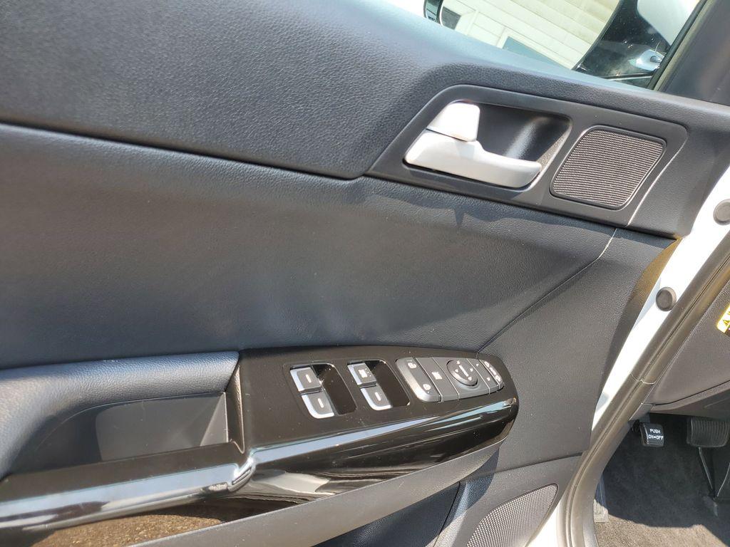 2018 Sparkling Silver /Black Kia Sportage EX AWD (KNDPNCAC2J7) with an 2.4L V6 DOHC 24V engine, 6A transmission, located at 234 Columbia Ave, Battle Creek, MI, 49015, (269) 222-0088, 42.298264, -85.192543 - <b>Vehicle Details</b><br>Discover the perfect blend of style, performance, and technology with this exceptional 2018 Kia Sportage EX AWD! Designed to elevate your driving experience, this SUV is ready to conquer any terrain with confidence and flair. Its robust 2.4L 4-cylinder engine provides a thr - Photo#6