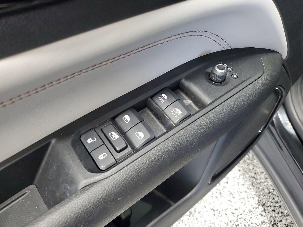 2022 Diamond Black Crystal Pearlcoat /BLACK Jeep Compass Limited 4WD (3C4NJDCB5NT) with an 2.4L L4 DOHC 16V engine, CVT transmission, located at 6064 Gull Rd, Kalamazoo, MI, 49048, (269) 222-0088, 42.328388, -85.512924 - Unleash your adventurous spirit with this stunning 2022 Jeep Compass Limited! With just 24,824 miles on the odometer, this versatile SUV is primed and ready to elevate your driving experience to new heights. Equipped with a powerful yet efficient 4 Cyl, 2.4L engine and a robust 4WD system, the Jeep - Photo#7