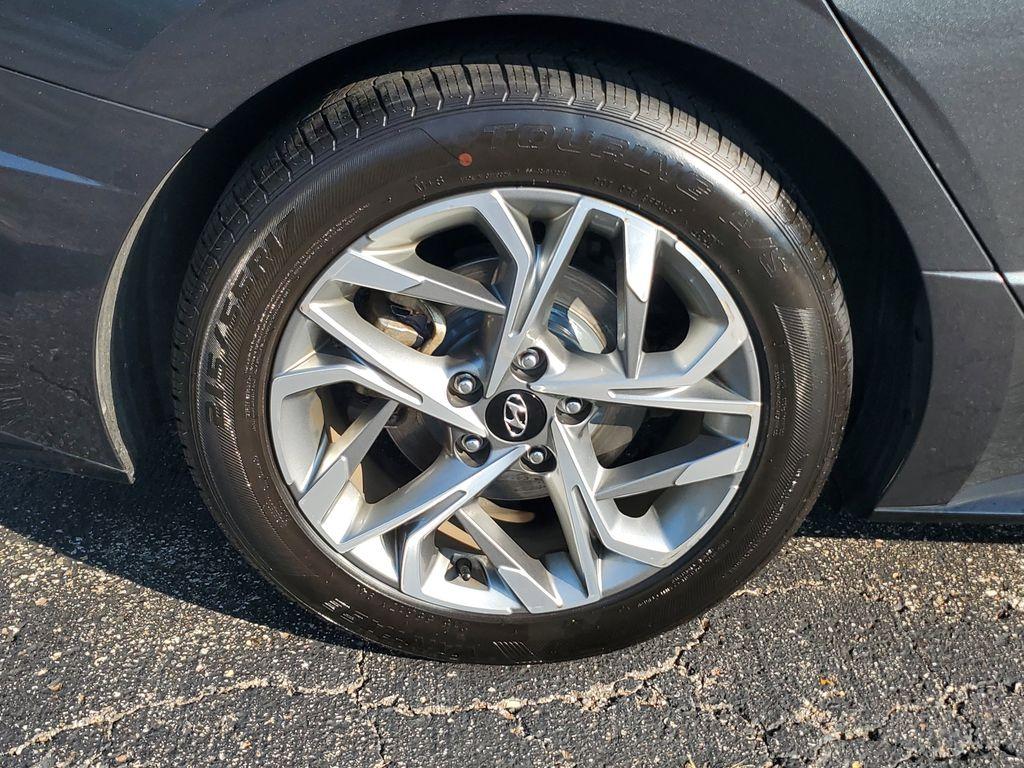 2023 Portofino Gray /Dark Gray Hyundai Sonata SEL (KMHL64JA9PA) with an 2.5L L4 DOHC 16V engine, 8A transmission, located at 6064 Gull Rd, Kalamazoo, MI, 49048, (269) 222-0088, 42.328388, -85.512924 - Discover the exceptional value of the 2023 Hyundai Sonata SEL, a stylish and reliable sedan that stands out in its class. This gently pre-owned model features a Front-Wheel Drive (FWD) system and is equipped with a responsive 4-cylinder, 2.5L engine, ensuring a smooth and efficient driving experienc - Photo#4