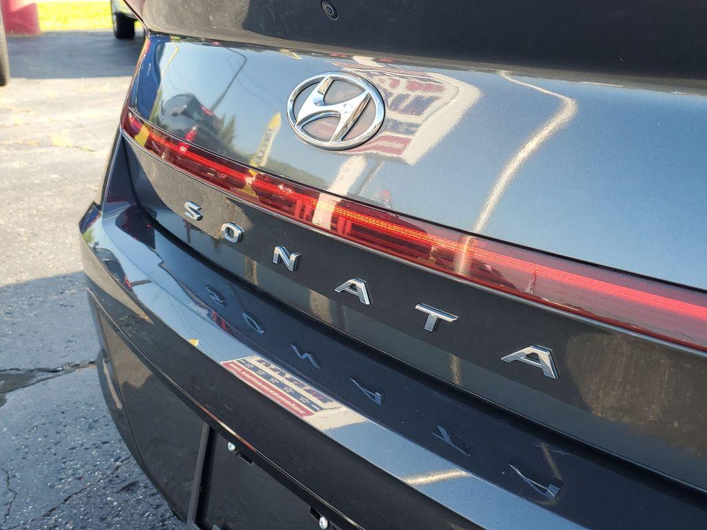 2023 Portofino Gray /Dark Gray Hyundai Sonata SEL (KMHL64JA9PA) with an 2.5L L4 DOHC 16V engine, 8A transmission, located at 6064 Gull Rd, Kalamazoo, MI, 49048, (269) 222-0088, 42.328388, -85.512924 - Discover the exceptional value of the 2023 Hyundai Sonata SEL, a stylish and reliable sedan that stands out in its class. This gently pre-owned model features a Front-Wheel Drive (FWD) system and is equipped with a responsive 4-cylinder, 2.5L engine, ensuring a smooth and efficient driving experienc - Photo#5