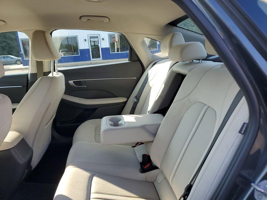 2023 Portofino Gray /Dark Gray Hyundai Sonata SEL (KMHL64JA9PA) with an 2.5L L4 DOHC 16V engine, 8A transmission, located at 6064 Gull Rd, Kalamazoo, MI, 49048, (269) 222-0088, 42.328388, -85.512924 - Discover the exceptional value of the 2023 Hyundai Sonata SEL, a stylish and reliable sedan that stands out in its class. This gently pre-owned model features a Front-Wheel Drive (FWD) system and is equipped with a responsive 4-cylinder, 2.5L engine, ensuring a smooth and efficient driving experienc - Photo#7