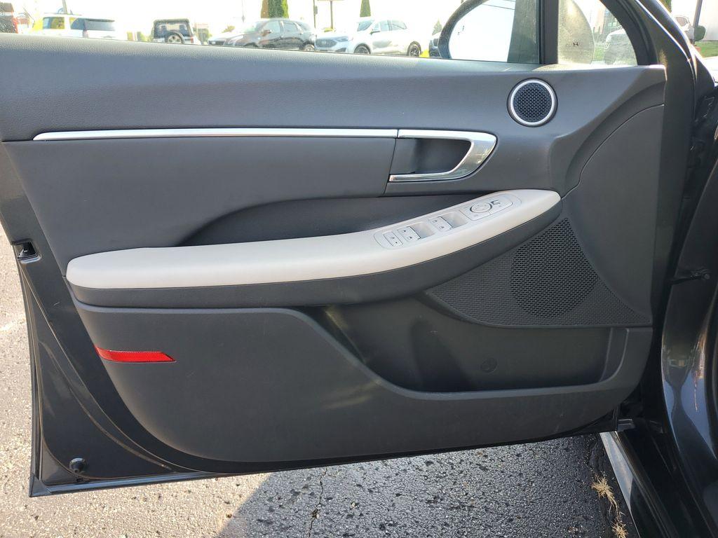 2023 Portofino Gray /Dark Gray Hyundai Sonata SEL (KMHL64JA9PA) with an 2.5L L4 DOHC 16V engine, 8A transmission, located at 6064 Gull Rd, Kalamazoo, MI, 49048, (269) 222-0088, 42.328388, -85.512924 - Discover the exceptional value of the 2023 Hyundai Sonata SEL, a stylish and reliable sedan that stands out in its class. This gently pre-owned model features a Front-Wheel Drive (FWD) system and is equipped with a responsive 4-cylinder, 2.5L engine, ensuring a smooth and efficient driving experienc - Photo#9