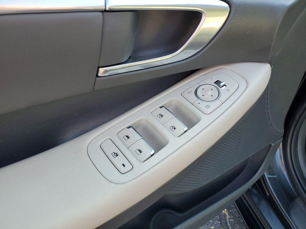 2023 Portofino Gray /Dark Gray Hyundai Sonata SEL (KMHL64JA9PA) with an 2.5L L4 DOHC 16V engine, 8A transmission, located at 6064 Gull Rd, Kalamazoo, MI, 49048, (269) 222-0088, 42.328388, -85.512924 - Discover the exceptional value of the 2023 Hyundai Sonata SEL, a stylish and reliable sedan that stands out in its class. This gently pre-owned model features a Front-Wheel Drive (FWD) system and is equipped with a responsive 4-cylinder, 2.5L engine, ensuring a smooth and efficient driving experienc - Photo#10