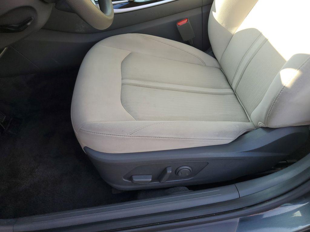 2023 Portofino Gray /Dark Gray Hyundai Sonata SEL (KMHL64JA9PA) with an 2.5L L4 DOHC 16V engine, 8A transmission, located at 6064 Gull Rd, Kalamazoo, MI, 49048, (269) 222-0088, 42.328388, -85.512924 - Discover the exceptional value of the 2023 Hyundai Sonata SEL, a stylish and reliable sedan that stands out in its class. This gently pre-owned model features a Front-Wheel Drive (FWD) system and is equipped with a responsive 4-cylinder, 2.5L engine, ensuring a smooth and efficient driving experienc - Photo#11
