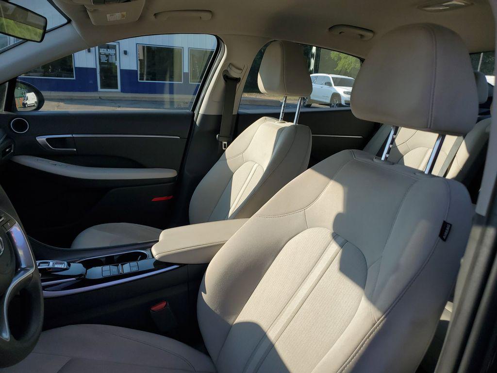 2023 Portofino Gray /Dark Gray Hyundai Sonata SEL (KMHL64JA9PA) with an 2.5L L4 DOHC 16V engine, 8A transmission, located at 6064 Gull Rd, Kalamazoo, MI, 49048, (269) 222-0088, 42.328388, -85.512924 - Discover the exceptional value of the 2023 Hyundai Sonata SEL, a stylish and reliable sedan that stands out in its class. This gently pre-owned model features a Front-Wheel Drive (FWD) system and is equipped with a responsive 4-cylinder, 2.5L engine, ensuring a smooth and efficient driving experienc - Photo#12