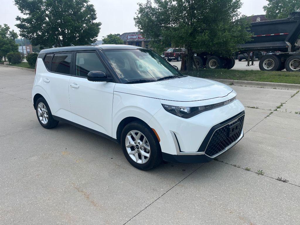 2023 Clear White w/Black Roof /Black Kia Soul LX CVT (KNDJ23AU1P7) with an 2.0L L4 DOHC 16V engine, CVT transmission, located at 6064 Gull Rd, Kalamazoo, MI, 49048, (269) 222-0088, 42.328388, -85.512924 - Discover the 2023 Kia Soul S, a versatile and stylish compact crossover that seamlessly blends functionality with modern design. This vehicle, with 48,075 miles, is engineered for those who value efficiency and comfort without compromising on performance. Under the hood, the Kia Soul S is powered by - Photo#0