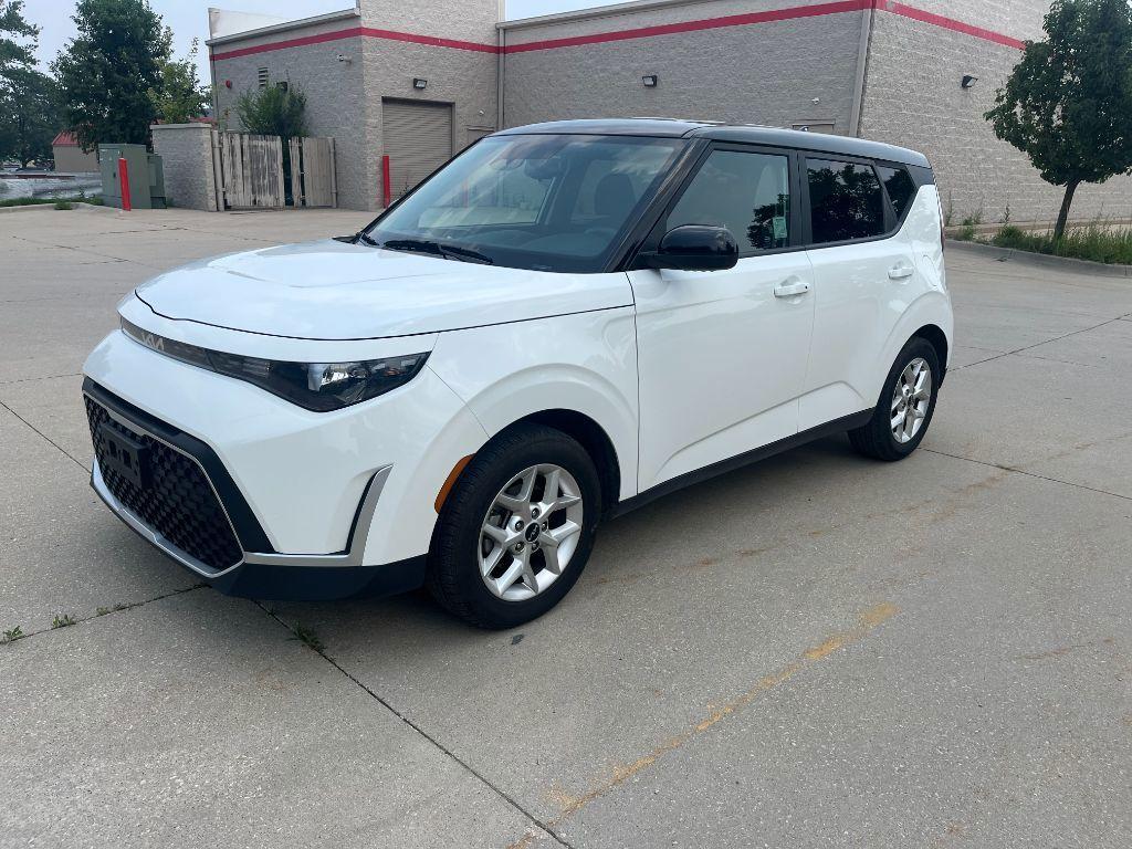 2023 Clear White w/Black Roof /Black Kia Soul LX CVT (KNDJ23AU1P7) with an 2.0L L4 DOHC 16V engine, CVT transmission, located at 6064 Gull Rd, Kalamazoo, MI, 49048, (269) 222-0088, 42.328388, -85.512924 - Discover the 2023 Kia Soul S, a versatile and stylish compact crossover that seamlessly blends functionality with modern design. This vehicle, with 48,075 miles, is engineered for those who value efficiency and comfort without compromising on performance. Under the hood, the Kia Soul S is powered by - Photo#2