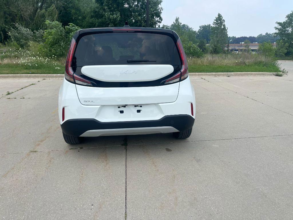 2023 Clear White w/Black Roof /Black Kia Soul LX CVT (KNDJ23AU1P7) with an 2.0L L4 DOHC 16V engine, CVT transmission, located at 6064 Gull Rd, Kalamazoo, MI, 49048, (269) 222-0088, 42.328388, -85.512924 - Discover the 2023 Kia Soul S, a versatile and stylish compact crossover that seamlessly blends functionality with modern design. This vehicle, with 48,075 miles, is engineered for those who value efficiency and comfort without compromising on performance. Under the hood, the Kia Soul S is powered by - Photo#3