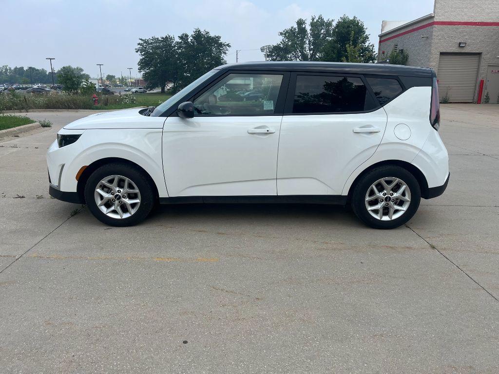 2023 Clear White w/Black Roof /Black Kia Soul LX CVT (KNDJ23AU1P7) with an 2.0L L4 DOHC 16V engine, CVT transmission, located at 6064 Gull Rd, Kalamazoo, MI, 49048, (269) 222-0088, 42.328388, -85.512924 - Discover the 2023 Kia Soul S, a versatile and stylish compact crossover that seamlessly blends functionality with modern design. This vehicle, with 48,075 miles, is engineered for those who value efficiency and comfort without compromising on performance. Under the hood, the Kia Soul S is powered by - Photo#4