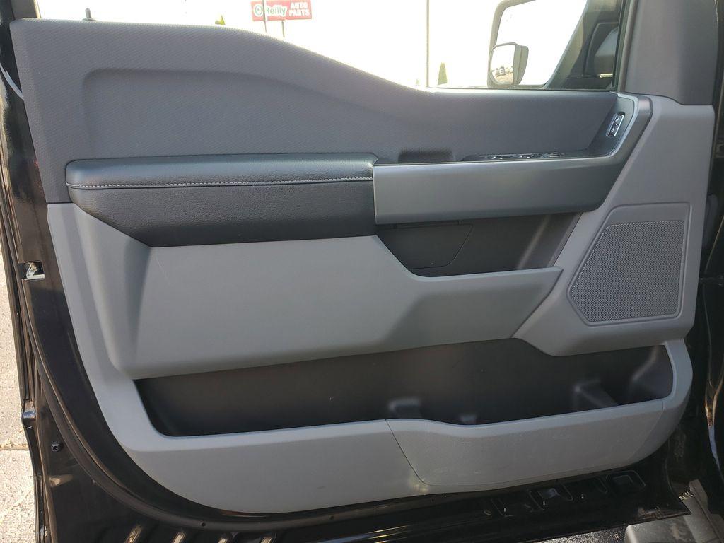 2022 Agate Black Metallic /Black w/Medium Dark Slate Ford F-150 King-Ranch SuperCrew 5.5-ft. 2WD (1FTEW1EB5NK) with an 3.3L V6 DOHC 24V engine, 6A transmission, located at 6064 Gull Rd, Kalamazoo, MI, 49048, (269) 222-0088, 42.328388, -85.512924 - Introducing the 2022 Ford F-150 XLT, a robust and reliable pickup that combines power and advanced technology to meet all your driving needs. With 38,349 miles on the odometer, this vehicle is equipped with a V6, 3.3L engine and a 4WD system, ensuring a dynamic driving experience whether you're navi - Photo#10